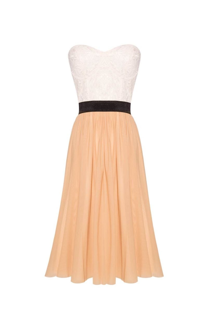 vestido corto skater con falda de vuelo color nude y corpiño blanco